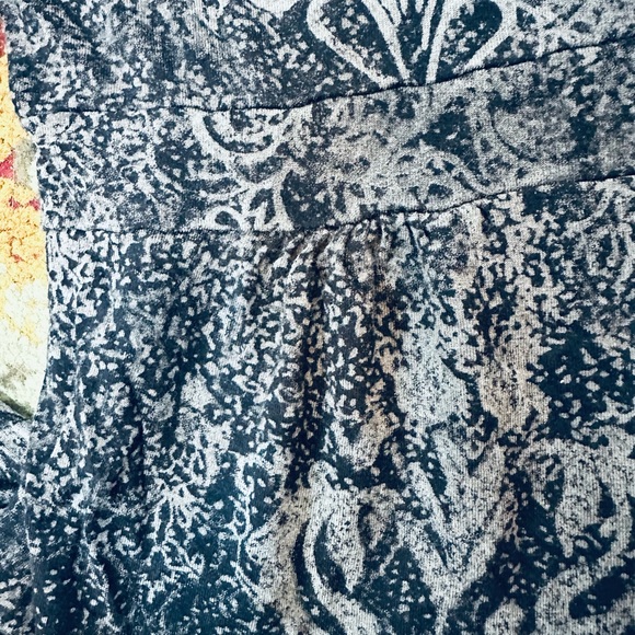 CalvinKlein Jeans Top XL long sleeve V-neck w/extra stitching, gathers@shoulder - Picture 5 of 7